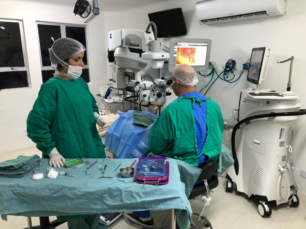 Equipe médica do IOMB em atividade cirúrgica